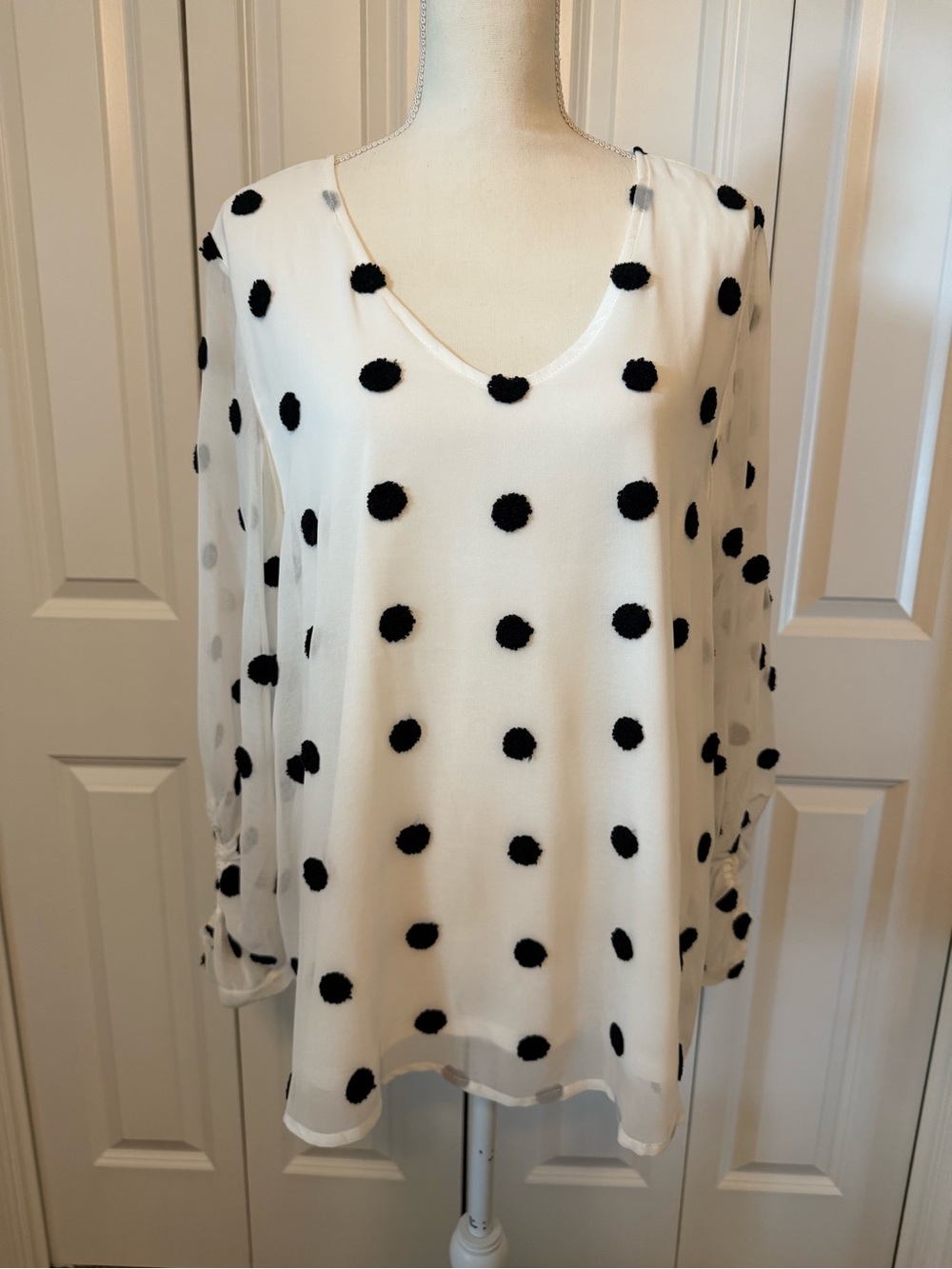 JODIFL White Sheer 3-D Polka Dot V-Neck Blouse Size Large EUC